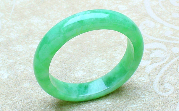 2000左右的翡翠手镯