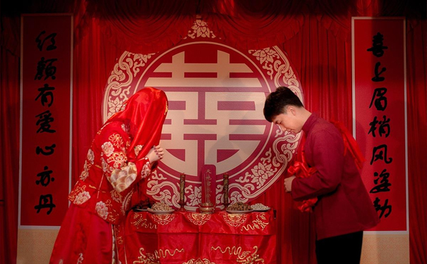 什么样的婚礼选择黄金结婚戒指合适 什么样的婚礼选择黄金结婚戒指合适