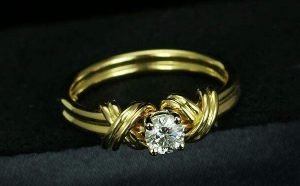 黄金钻石戒指作为婚戒