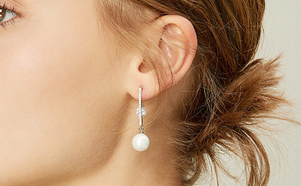 佩戴珍珠耳环