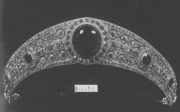 图：Boucheron 档案库中保留的「Greville」王冠相片