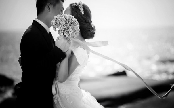 黑白婚纱照