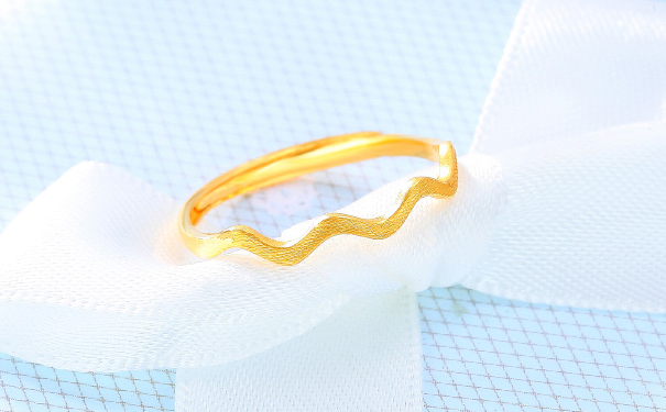 黄金戒指的价格