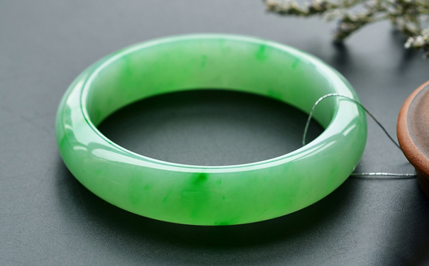 选翡翠手镯什么颜色好