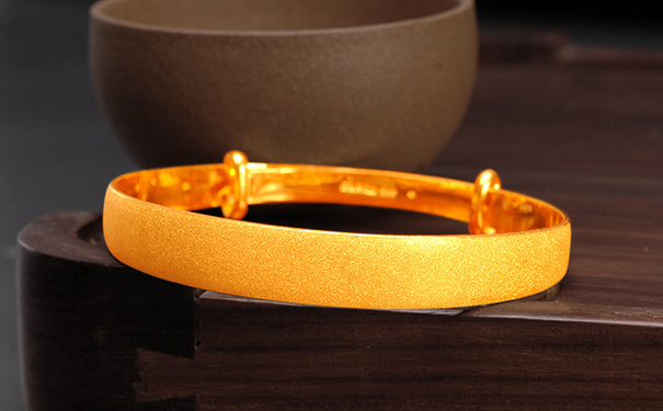 适合年轻人的黄金手镯 