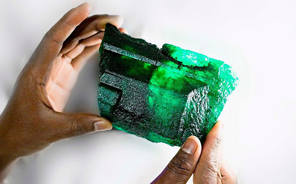 这颗祖母绿开采自 Kagem