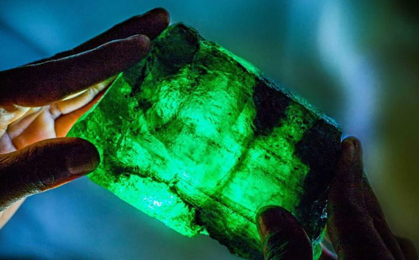 一颗重达5655ct的祖母绿原石