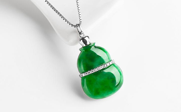 冰种的翡翠葫芦吊坠