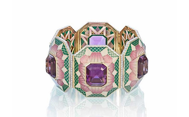 Samarkand 金质手镯，by Ilgiz F.  灵感源自 Suzanne 刺绣图案，镶嵌阶梯形切割紫水晶，绘有彩色珐琅。