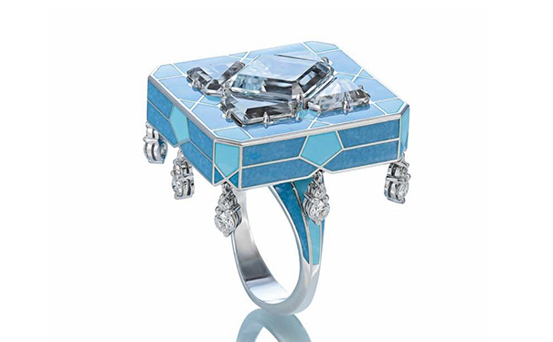 Samarkand 白金戒指，by Ilgiz F.  主石为一颗祖母绿型切割海蓝宝石，点缀三角形海蓝宝石和圆形切割钻石，绘有蓝色珐琅。
