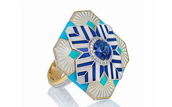 主石为一颗圆形切割蓝宝石，绘有彩色珐琅，点缀圆形切割钻石。