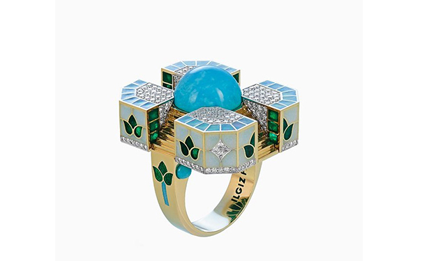 Samarkand 金质戒指，by Ilgiz F.  呈现「Ulugbek 经学院」主题，戒面中央镶嵌一颗绿松石圆珠，周围镶嵌钻石，绘有彩色珐琅。