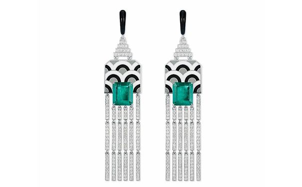 Samarkand 白金耳坠，by Ilgiz F.  主石为2颗祖母绿，点缀圆形切割钻石，绘有彩色珐琅。