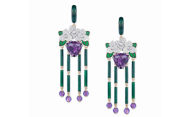 Samarkand 玫瑰金耳坠，by Ilgiz F.   镶嵌三角形和弧面切割紫水晶，圆柱形祖母绿晶体，绘有绿色珐琅。