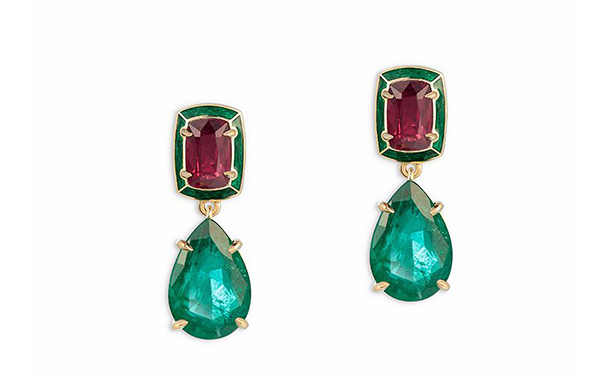 Samarkand 金质耳坠，by Ilgiz F.   镶嵌枕形切割红宝石和水滴形切割祖母绿，绘有绿色珐琅。