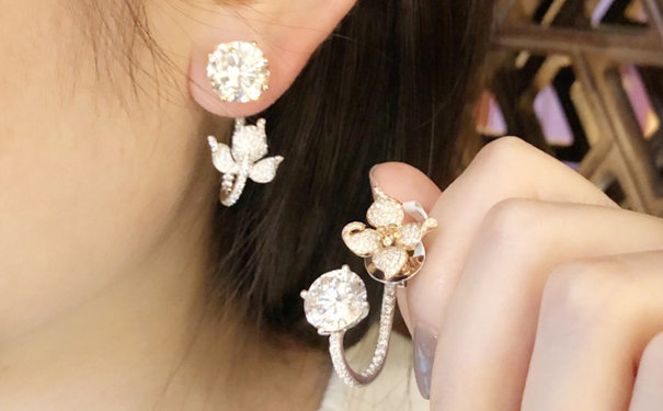 4.04及3.17克拉圆形钻石耳环一对