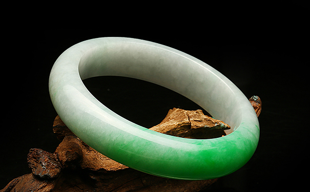 绿色的翡翠手镯