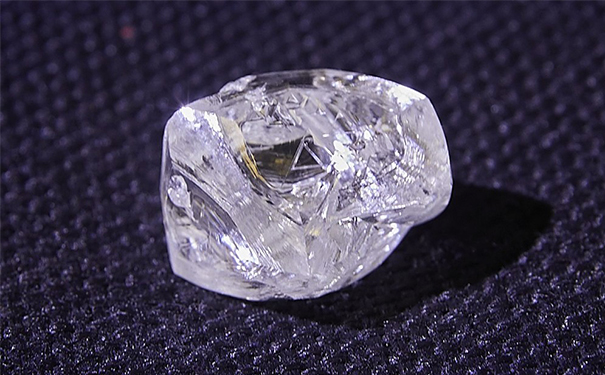 俄罗斯Verkhne-Munskoe 矿床开采首枚超过50ct的钻石原石