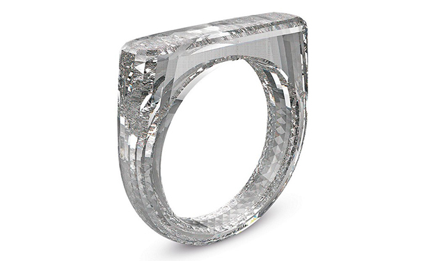 一枚未使用任何金属材质的完整合成钻石戒指