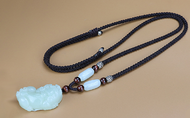 翡翠吊坠配编绳链