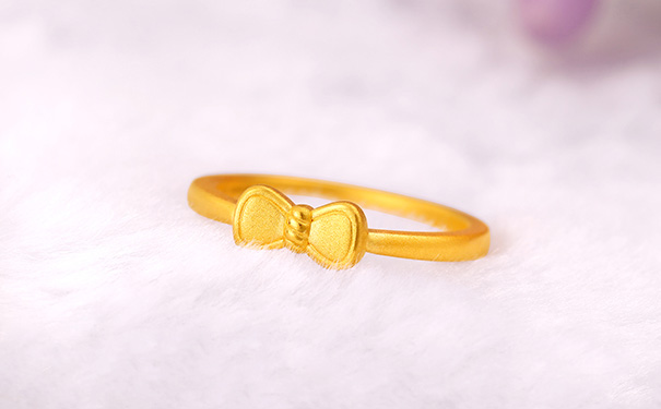 女式黄金戒指