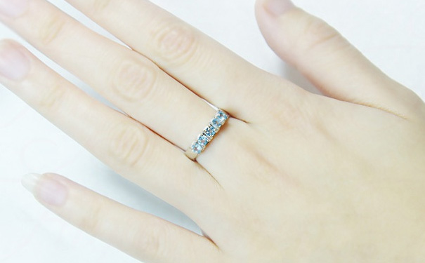 佩戴海蓝宝石戒指