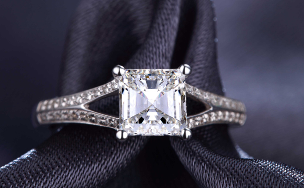 婚戒款式：钻戒