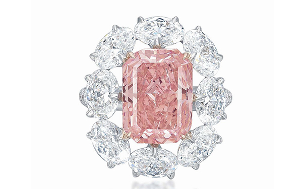5.18ct 粉钻  单克拉价格：206.7万美元  拍场：2015年5月，Christie's 日内瓦  重5.18ct，达到 Fancy Vivid Pink 色级，VS2 净度级别。