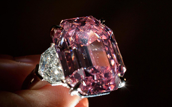 重18.96ct，达到 Fancy Vivid Pink 色级，VS1 净度级别的粉钻