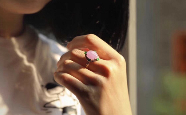 成都一枚翡翠戒指价格是多少