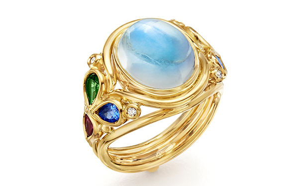 Classic Oasis 金质戒指，by Temple St. Clair  主石为一颗6.00ct的弧面切割月光石，点缀坦桑石、绿色碧玺、红宝石和钻石