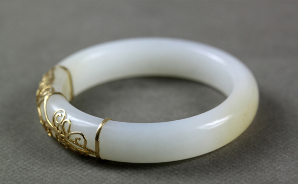 金镶玉手镯贵不贵