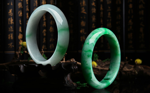 如何鉴别翡翠手镯的真假呢