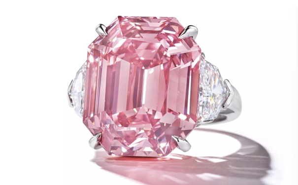 一颗18.96克拉，名为“The Pink Legacy（ 粉红遗产）”的粉钻