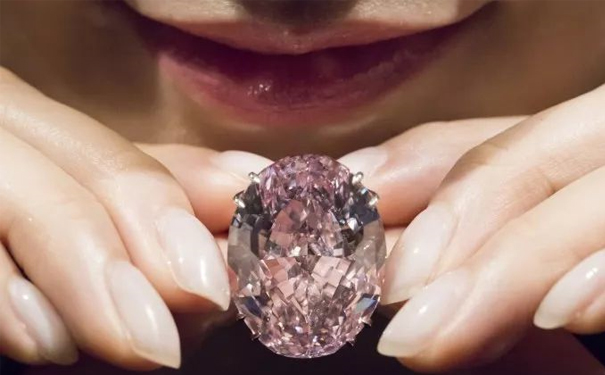 一颗59.6克拉的粉钻“粉色之心（Pink star）“