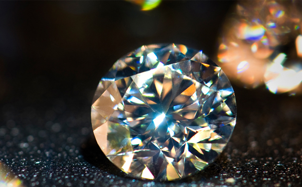 一克拉裸钻划算，还是一克拉钻戒划算  