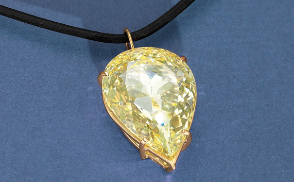 奥黛丽赫本佩戴过的一枚24.04ct的水滴型黄钻