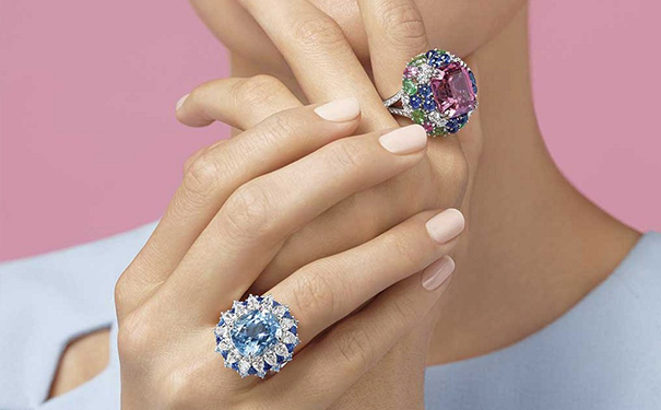 主石为一颗17.48ct的紫粉色尖晶石