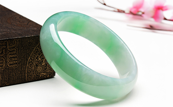 选翡翠手镯送人合适吗？有哪些须知