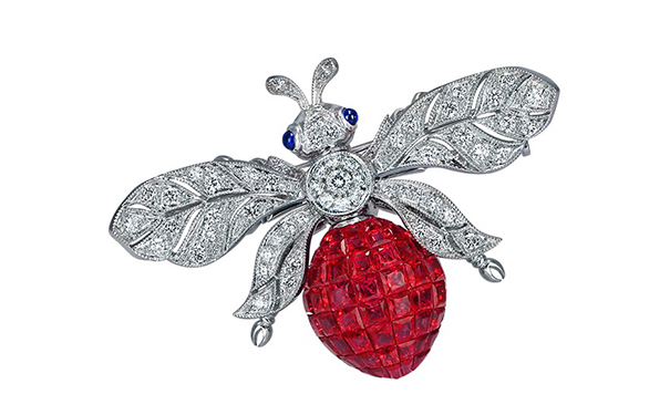 蜜蜂停驻的静谧瞬间