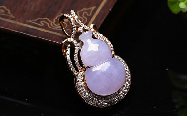 女人佩戴翡翠的好处