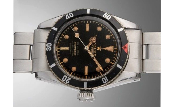 劳力士，「Submariner, Big Crown」型号6538，非常罕有及十分精细，精钢自动上弦链带腕表，配「Four Liner 」黑色表盘，1957年制。附表盒和保证书  成交价：567,000 美元