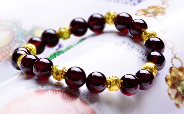 石榴石可以和黄金一起带