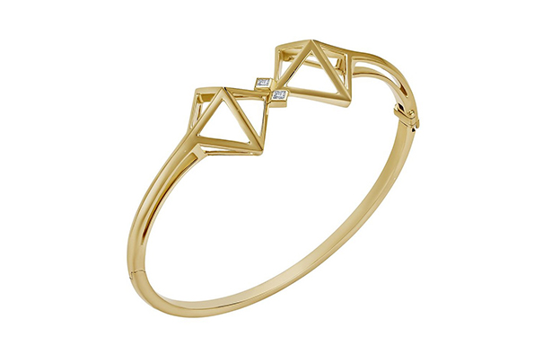 镶嵌总重0.12ct的长阶梯形切割钻石。