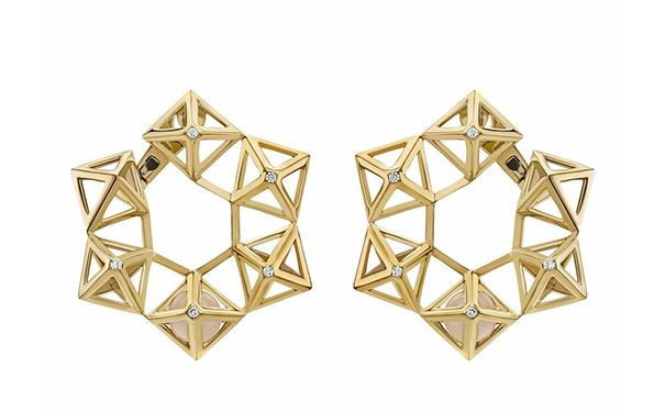 耳坠中装载粉晶圆珠，点缀总重0.08ct的圆形切割钻石。