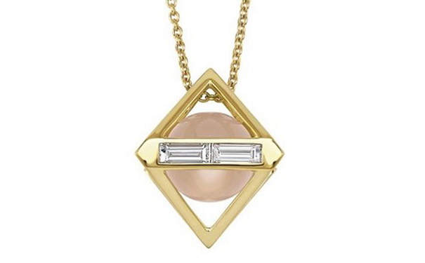 挂坠中装载粉晶圆珠，点缀总重0.28ct的长阶梯形切割钻石。