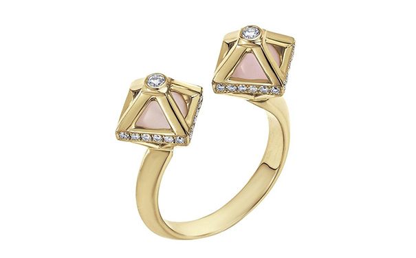 金质框架内装载镶嵌2颗粉晶圆珠，点缀圆形切割钻石。