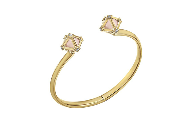 金质框架内装载2颗粉晶圆珠，点缀总重0.60ct的长阶梯形切割钻石。