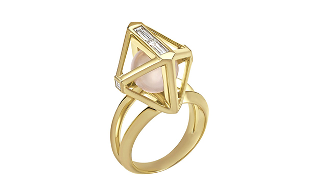 戒面中央为一颗粉晶圆珠，点缀总重0.4ct的长阶梯形切割钻石，戒托由14K金制作。