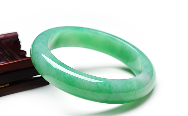 什么样的翡翠手镯才算高档的